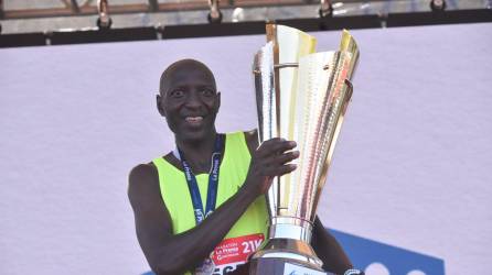 Julius Kibet de Kenia se quedó con el primer lugar en la ruta de los 21 kilómetros de la Maratón de LA PRENSA.