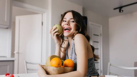 Comer saludable ayuda a mejorar la salud en general.