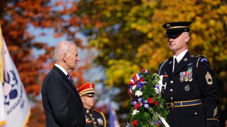 El presidente estadounidense Joe Biden, causó revuelo ante sus críticos recientemente, puesto que cuando se dirigía a saludar a uno de los soldadosa en el día de los Veteranos, en un lapso de varios segundos se perdió inconcientemente.