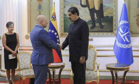 Presidente Nicolás Maduro estrecha la mano del fiscal de la Corte Penal Internacional (CPI), Karim Khan, durante su visita al país.