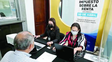 En la Cámara de Comercio e Industrias de Cortés al igual que en Galerías del Valle y Mall Multiplaza hay mesas de ayuda para los tributantes. Foto: Yoseph Amaya.