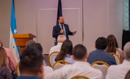 Nahún Moreno es un reconocido expositor, con un doctorado en Economía. El destacado conferencista recibió una placa de reconocimiento de parte de Valmoral.