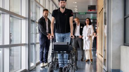 Gert-Jan de Holanda (que no quiso dar su apellido), de 40 años, víctima de una lesión en la médula espinal que lo dejó paralizado, camina con sus implantes durante una conferencia de prensa en Lausana el 23 de mayo de 2023.