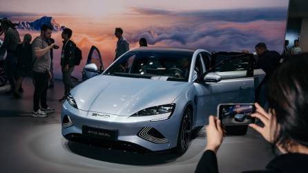 Un vehículo eléctrico BYD en un auto show en Múnich el año pasado. La armadora ha superado a Tesla en ventas de VEs.