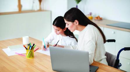 La IA puede detectar patrones en el desempeño de los estudiantes y problemas o dificultades al aprender.