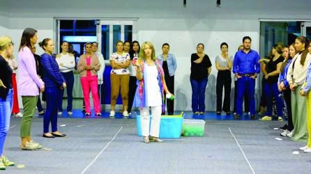 <b>Beatriz Vásquez durante su charla de valores.</b>