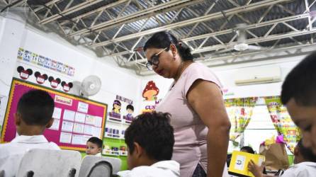 Maestra de la Escuela Hogar San José, de la Colonia La Sabana imparte clases a sus alumnos.