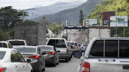 Fuerte congestionamiento vial se reporta a esta hora del mediodía de hoy viernes en el bulevar del sur de San Pedro Sula.