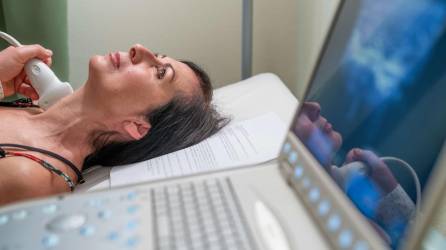Una mujer se realiza un ultrasonido de tiroides para descartar anomalías.