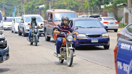 <b><span class=mln_uppercase_mln>Acción.</span></b> La mayoría de motociclistas circulan a exceso de velocidad y sin respetar las leyes.<span class=mln_uppercase_mln> Foto: Moisés Valenzuela.</span>