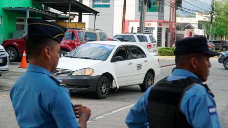 <b><span class=mln_uppercase_mln>Socorro.</span></b> El taxista Carlos Roberto Herrera ya herido logró llegar en su taxi a un hospital privado, donde fue asistido.