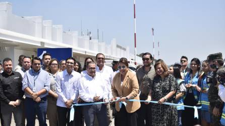 La presidenta Xiomara Castro, junto a varios de sus ministros, inauguró las obras ejecutadas en el aeropuerto Internacional Golosón de La Ceiba, este martes.