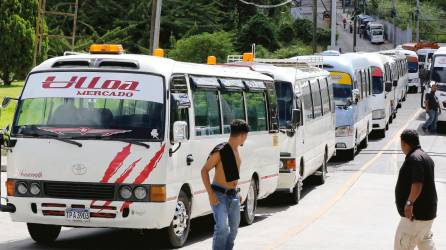 <b><span class=mln_uppercase_mln>Transporte.</span></b> Los dirigentes señalaron que si no se hacen efectivos el pago del bono compensatorio regresan a las calles.