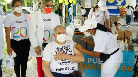 Los médicos piden a la población continuar vacunándose para evitar complicaciones.