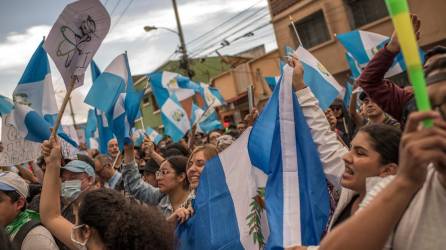Un grupo de ciudadanos guatemaltecos se manifiestan en la capital del vecino país.