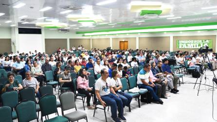 <b><span class=mln_uppercase_mln>Actividad.</span></b> Padres del movimiento Por Nuestros Hijos durante una de sus reuniones en San Pedro Sula.<span class=mln_uppercase_mln> Foto: LA PRENSA</span>