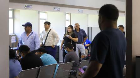 Los conductores llegan a consultar cuándo se reanudará la emisión de licencias. Foto M. Cubas.