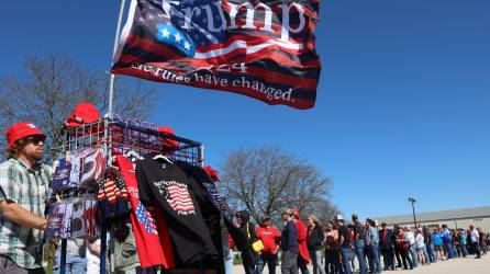 Un grupo de simpatizantes de Trump hace fila para ingresar a uno de sus mítines en Wisconsin.
