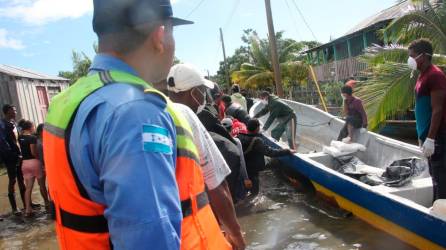 <b><span class=mln_uppercase_mln>Caribe.</span></b> Policías y pobladores recuperaron los dos cuerpos.<span class=mln_uppercase_mln> </span>