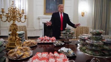 El magnate invitó a los campeones del torneo universitario de fútbol americano, los Clemson Tigers, a una cena de comida rápida en la Casa Blanca./AFP.