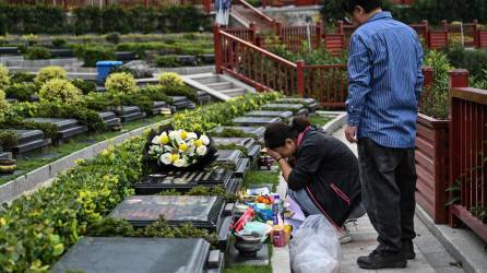 Seakoo Wu y su esposa visitan la tumba de su único hijo Wu Xuanmo, quien falleció a los 22 años de edad.