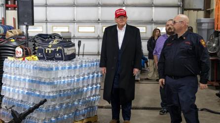 Trump llevó agua y alimentos para las personas evacuadas por el descarrilamiento de un tren con material tóxico en Ohio.