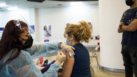 Una mujer recibe un refuerzo de la vacuna de la COVID-19 en San Juan, Puerto Rico, el 20 de mayo de 2022.