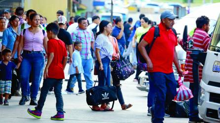 Todas las empresas de transporte trabajaron ayer para movilizar a los ciudadanos que viajaron por el feriado. Fotos: Moisés Valenzuela.