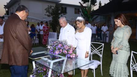 La boda Valladares Mejía fluyó entre el protocolo y la alegría, en el cual Roger D. Valladares y Emma Mejía prometieron cuidarse y amarse el uno al otro por siempre.