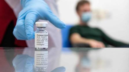 La vacuna de Oxford será sometida a un nuevo estudio para verificar su eficacia./AFP.