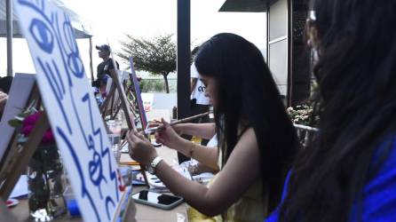 Arte, entretenimiento y exquisita comida fueron parte de la tardeada que “Arte Somos” preparó en colaboración con Restaurante Mangata. Cada asistente pudo dibujar y pintar a su gusto, mientras compartía opiniones con sus acompañantes y con el equipo del emprendimiento mencionado. Esta actividad lúdica tuvo lugar en Torre Terravista, donde la altura y el buen clima se complementaron para dejar un momento memorable en cada asistente.