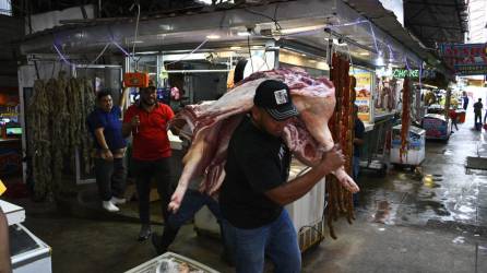 Vendedores garantizan disponibilidad de carne de cerdo.