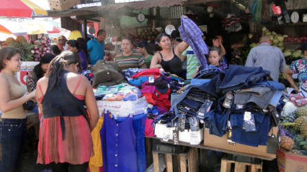 Vendedores mantienen tomadas las calles progreseñas en fin de año.