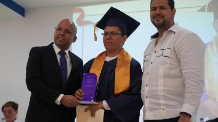 Edil Noel Izaguirre compartió su historia de esfuerzo hasta lograr culminar su bachillerato.