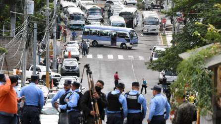 Conductores de transporte urbano realizan un paro de unidades cerca del palacio presidencial para exigir a la presidenta de Honduras, Xiomara Castro, que ponga fin a la extorsión de las ‘maras’ (pandillas) locales, en Tegucigalpa.