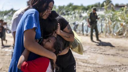 Cientos de migrantes siguen cruzando a diario el río Bravo para ingresar a territorio estadounidense pese a las extremas medidas de seguridad.