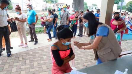 Durante la jornada en Chamelecón se aplicaron primeras y segundas dosis de vacunas contra el covid-19. Se priorizaron a las embarazadas y los adultos mayores. También se dio consulta médica en la que se atendieron a 156 ciudadanos y se tomaron muestras para detectar el covid y cuatro dieron positivos por antígeno. Fotos: Franklyn muñoz.