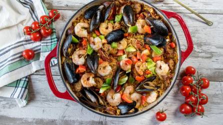 Múltiples ingredientes se fusionan en este plato español que resulta ser un verdadero manjar.