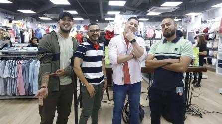 La primera boutique multimarca La Riviera abre sus puertas en el City Mall de San Pedro Sula, con un entretenido y dinámico evento en el que los Hijos del Morazán brindaron un programa especial desde el mencionado lugar. Decenas de personas llegaron al lugar para degustar del show y apreciar las prendas que aquí se venden. También miembros del equipo de Pacer y del City Mall estuvieron presentes.