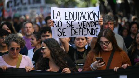 Miles de universitarios y padres marcharon el martes contra el Gobierno de Milei.