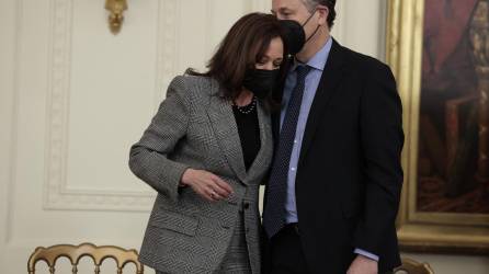 Douglas Emhoff junto a la vicepresidenta de Estados Unidos, Kamala Harris, durante una reunión en la Casa Blanca.