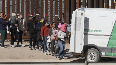 La crisis migratoria se agudiza en la frontera sur de Estados Unidos con los cruces masivos de migrantes.