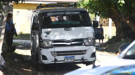 Microbús de la Ruta 2, dentro del cual se hallaron los cuerpos de un hombre y una mujer, en San Pedro Sula, Cortés.