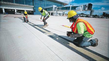 Personal trabaja en ultimar detalles para que la nueva terminal esté operativa antes de su apertura total.