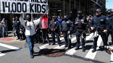 Cientos de estudiantes se tomaron las entradas de la Universidad de Columbia para protestar por la guerra en Gaza.