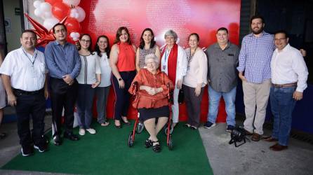 ejecutivos. Nahúm Aguilar, Dennis Oliva, Zayra Caballero, Lastenia Lanza, Isabel Sabillón, Lizza de Handal, Martha Larach de Canahuati, Arlene Castellón, Ana María Reyes, Nelson García, Sebastián Canahuati y Carlos Arturo Nolasco.