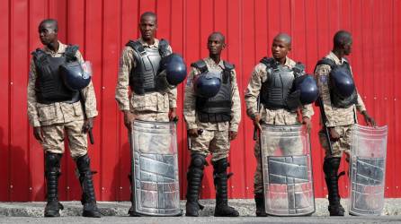 Al menos 24 policías haitianos han sido asesinados por pandillas desde enero. Protegiendo un edificio del Gobierno.