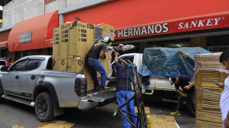 Los comercios se preparan con mercadería ante la expectativa de crecimiento en las ventas de fin de año. Fotos: Melvin Cubas.