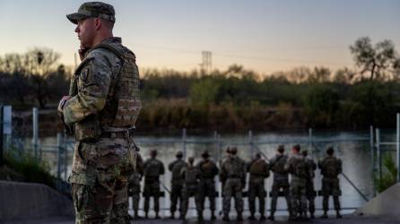 Soldados de la Guardia Nacional de Texas vigilan un sector de la frontera con México por donde los migrantes cruzan el río Bravo.