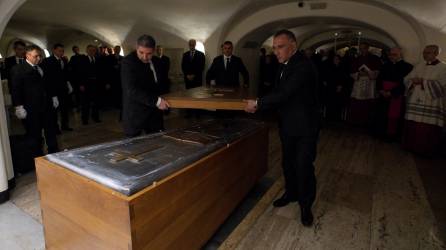 El ex papa descansa en la tumba de Juan Pablo II, que fue movido a la plaza tras su beatificación.